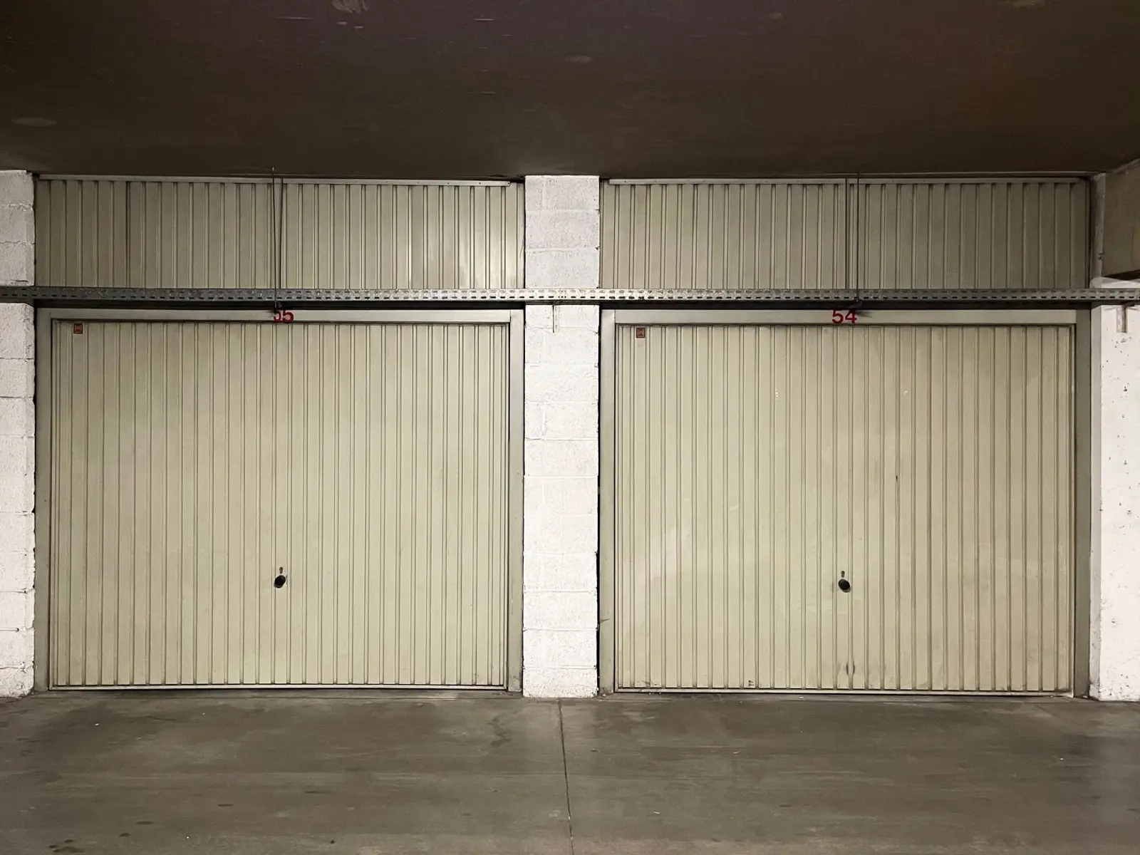 To garageporte i en muret bygning
