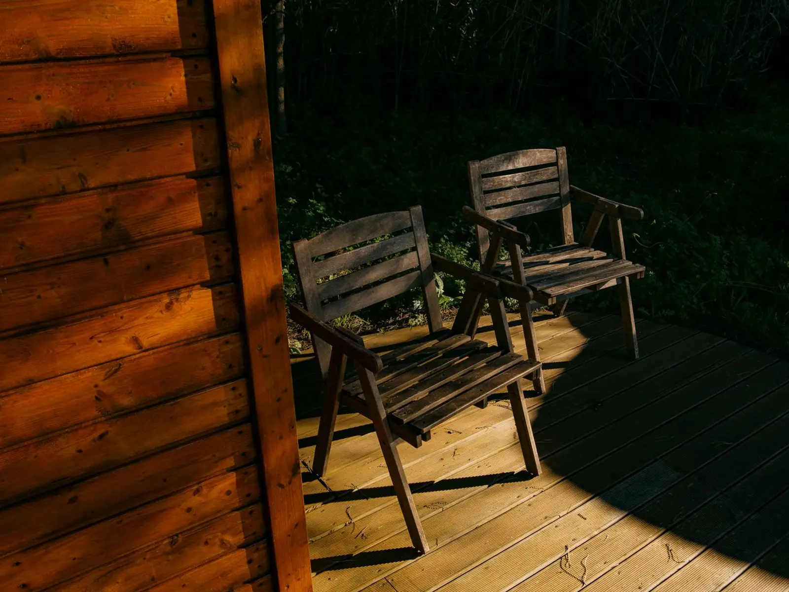 Træterrasse med havestole i aftenlys